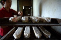 Perajin Tempe Perkecil Ukuran