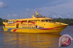 TNI AL evakuasi kapal yang ditumpangi Bupati Kayong Utara