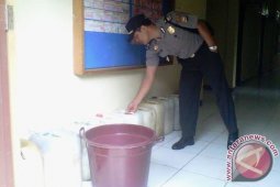 Polisi Bengkulu amankan ratusan liter tuak