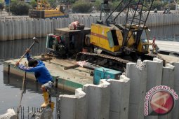 Warga Protes Proyek Tanggul Kali Bekasi "Asal-asalan"