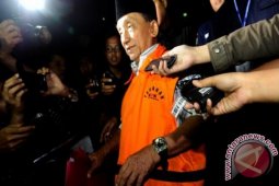 KPK Geledah Rumah Fuad Amin Hingga Malam