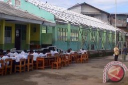 Siswa SMP  Ciomas Bogor ulangan di lapangan