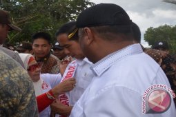 Warga Gorontalo Hadiahi Presiden Kemeja Putih Kerawang