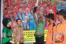 Bupati HST Serahkan Exavator dan Gaji Ke-13