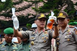 Polisi Musnahkan Miras Oplosan