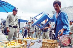 Satpol PP Pangkalpinang Tertibkan PKL Pasar Pagi