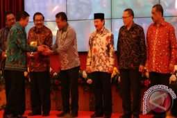 Walikota Lhokseumawe Terima Anugerah Antara Awards