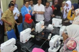 KNPI Aceh Latih Perempuan Menjahit