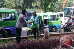 Polwan bagi-bagi bunga di Hari Ibu