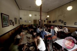 Malam Natal Sejumlah Warung Kopi Juga Ramai