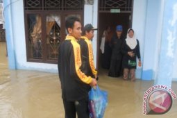 Relawan Senkom Beri Bantuan Korban Banjir