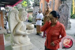 Umat Katolik Kenakan Pakaian Bali Saat Natal