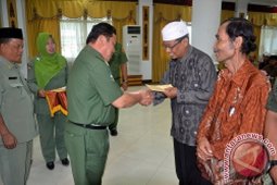 Pemkab Mempawah Berikan Insentif Untuk Penyuluh Agama