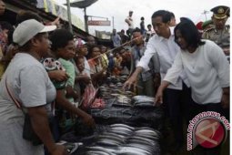 Presiden Jokowi Blusukan ke Pasar dan Pelabuhan Sorong
