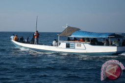 Nelayan Sisir Pantai Bantu Cari Korban AirAsia