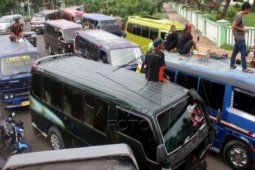 Puluhan sopir elf Karawang blokir jalan