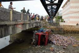 Truk Masuk Sungai