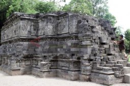 Perawatan Candi Surowono