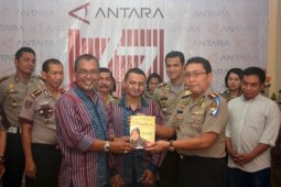 Buku "Tri Rismaharini" untuk Kapolrestabes