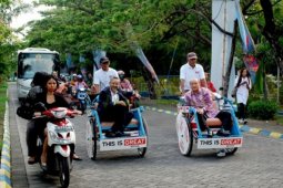 Dubes Inggris Naik Becak