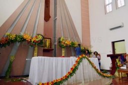 Menghias Altar Gereja
