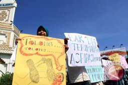 Ibu Rumah Tangga Demo Tuntut Keadilan