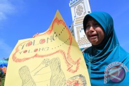 Tuntut Bebaskan Suami