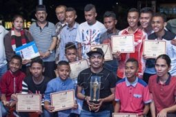 100 Layar Cahaya Dari Timur