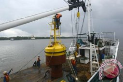 Dua Kapal Perhubungan Tunggu Air Pasang