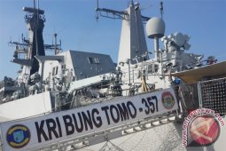 KRI Bung Tomo Serahkan Serpihan AirAsia