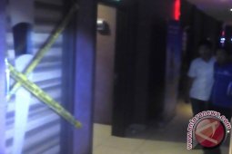 Polisi Pasang "police Line"