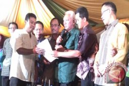 Gubernur Kaltim "Nyanyi Bareng" Dengan Iwan Fals