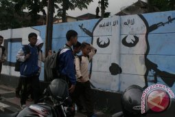Warga bersihkan gambar mural menyerupai lambang ISIS