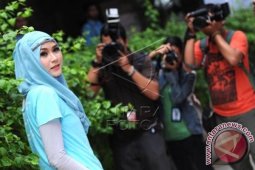 Zaskia dan Hanung Deg-degan Garap Film "Hijab"