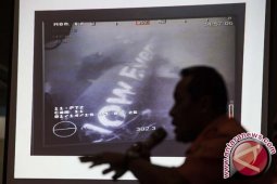 Pengangkatan badan pesawat dilakukan untuk permudah evakuasi