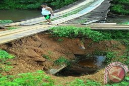 Jembatan Balai Agas Melawi Nyaris Ambruk