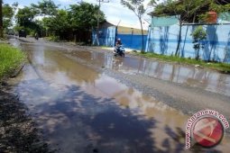 Jalan Pelambuan Rusak Parah