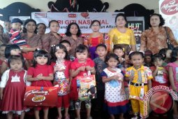 Alfamart Bagi Makanan Sehat Bagi Balita di Pupuan