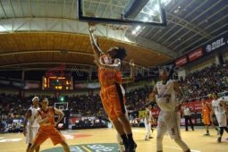 Pelita Jaya Lawan CLS Knights