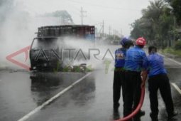 PMK Padamkan Truk Elpiji Terbakar