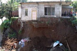 Amblas Tergerus Banjir