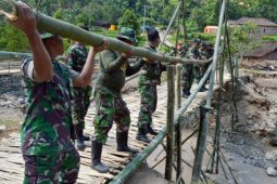 TNI Bangun Jembatan Darurat