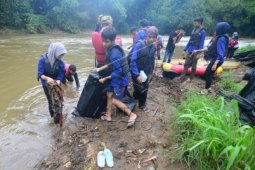 Bersihkan Kali Ciliwung