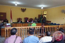 Sidang Budiono Tan Di Warnai Unjuk Rasa
