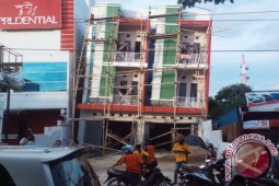 Ruko Tiga Lantai Nyaris Ambruk
