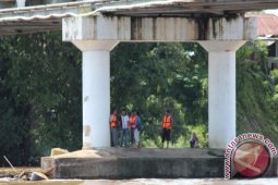 Ponton Kayu Hantam Pengaman Jembatan Melawi