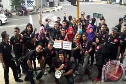 Insan Pers Babel Bagikan Pena dan Bunga