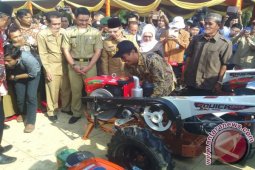 Mentan engkol mesin "hand tractor" petani Tanjabtim