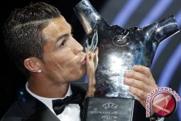 Cristiano Ronaldo dikepung Messi dan Neymar