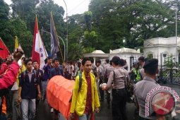 Ratusan mahasiswa demo tolak pelantikan BG